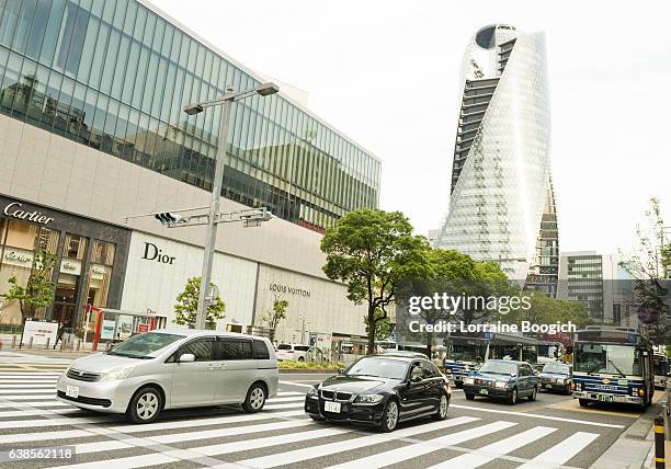 tráfego na hora do rush dirigindo nagoya japan urban city street - nagoya - fotografias e filmes do acervo