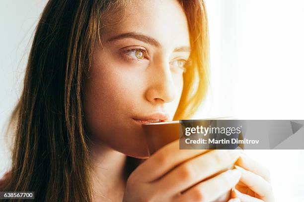 girl despertar  - coffee cup light fotografías e imágenes de stock