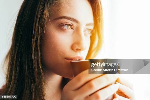 fille se réveiller  - women drinking coffee photos et images de collection