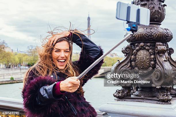 selfie in paris - selfiestick stock-fotos und bilder