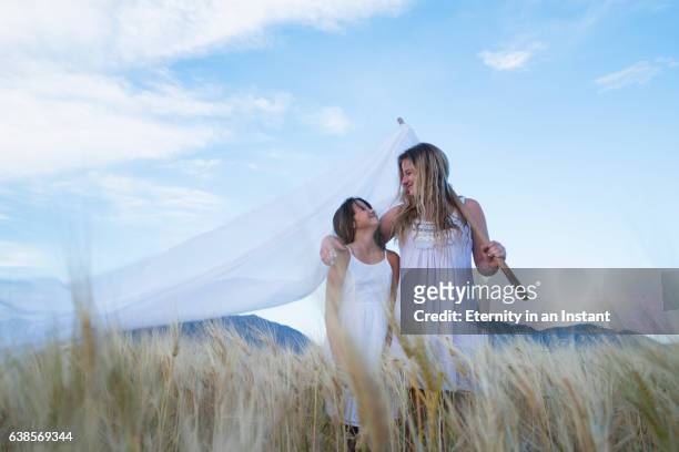 two girls walking through a field holding a big flag - the big friendly giant film 2016 stock-fotos und bilder