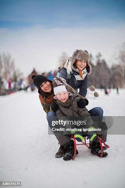 family winter fun - family winter sport stock pictures, royalty-free photos & images
