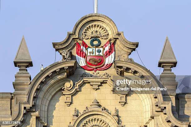 the national coat of arms perú - imágenes stock-fotos und bilder