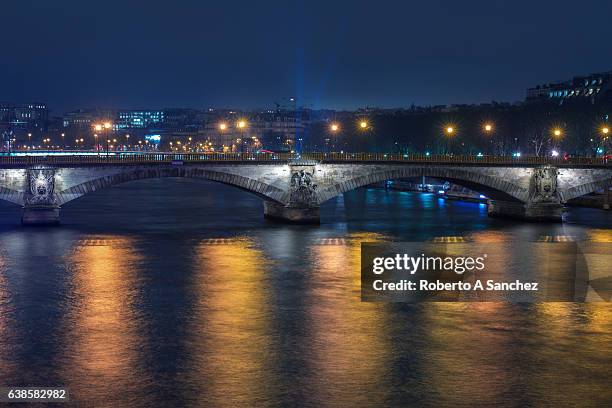 río sena y pont des invalides - puente de los inválidos fotografías e imágenes de stock