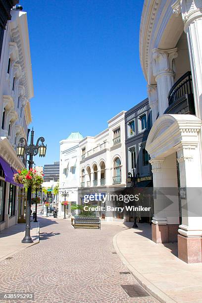 elegant shops on rodeo drive, beverly hills - rodeo drive bildbanksfoton och bilder