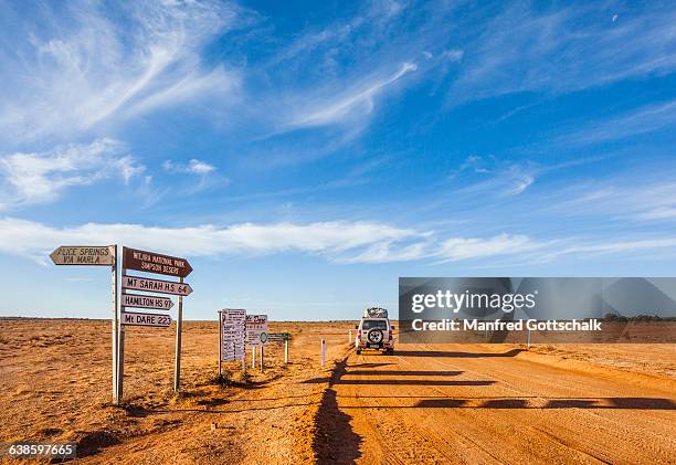 outback travel oodnadatta track - country road australia stockfoto's en -beelden