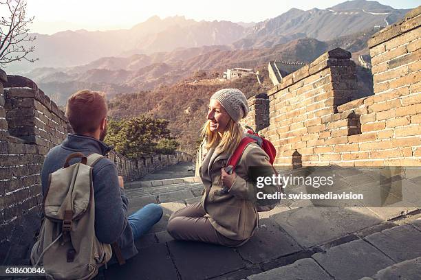 junges paar auf der großen mauer von china - chinesische mauer stock-fotos und bilder