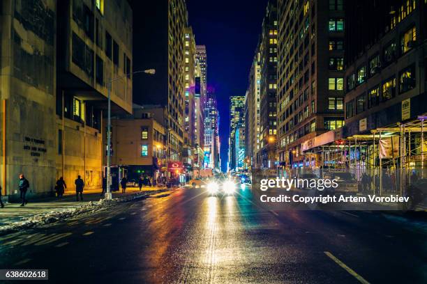 midtown manhattan in the evening - midtown stock-fotos und bilder