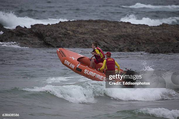 surf rescue boat - surf rescue stock pictures, royalty-free photos & images