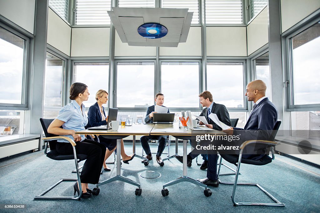 Grupo de ejecutivos multiétnicos en una reunión