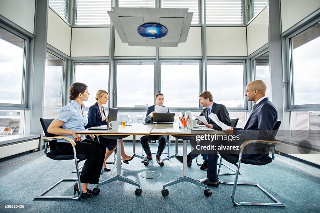 Grupo de executivos multiétnicos em reunião