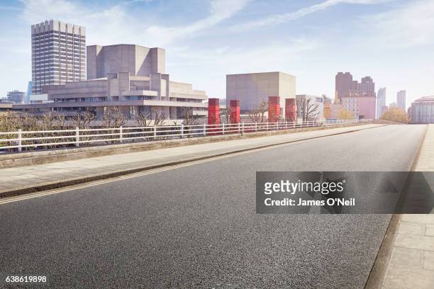 empty road in london - urban road stockfoto's en -beelden