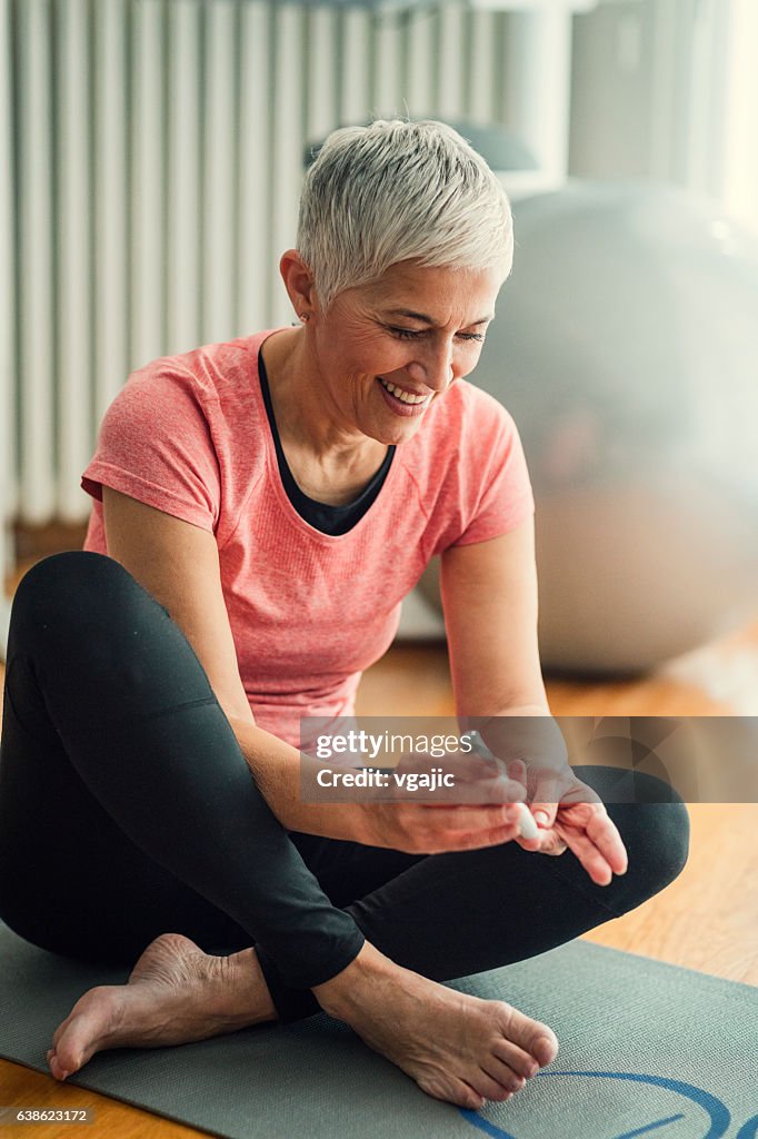 Reife Frau tun Blutzucker-Test nach dem Training.