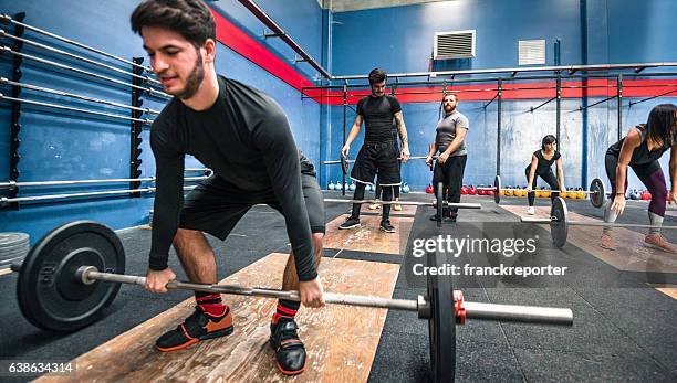 training class doing squat all together - build series presents the cast of snatch stockfoto's en -beelden