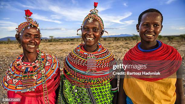 gruppo di donne africane dalla tribù di samburu, kenya, africa - riserva naturale nazionale di samburu foto e immagini stock