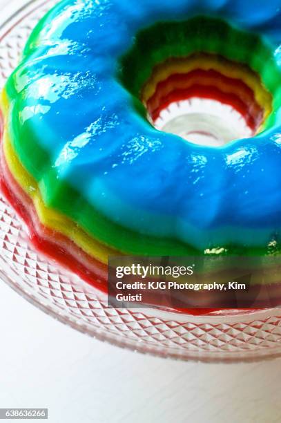 jello mold in rainbo color order on clear glass platter - jello mold 個照片及圖片檔