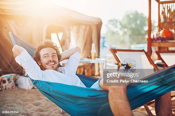 l'après-midi de farniente d'été - camping photos et images de collection