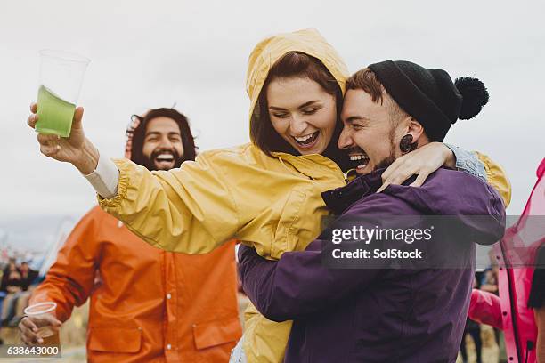 friends at a festival - hangout festival day 3 stockfoto's en -beelden