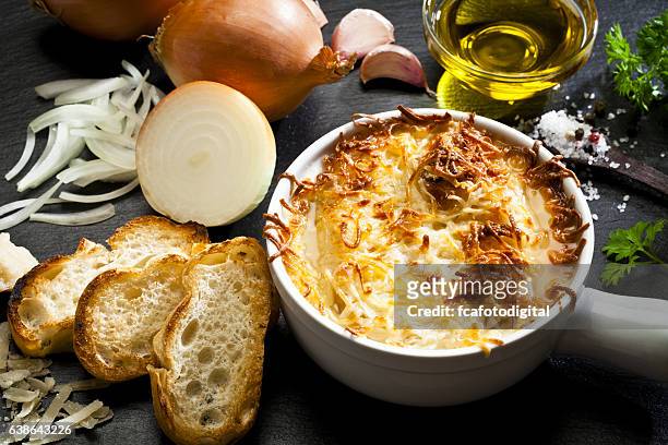 sopa de cebolla e ingredientes - cebolla fotografías e imágenes de stock