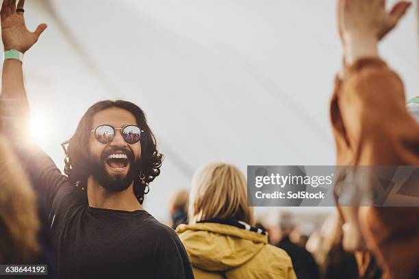 tanzen auf einem festival - best sunglasses for bald men stock-fotos und bilder