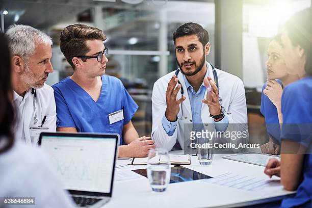 shared medical knowledge benefits his coworkers and patients - gezondheidszorg en medicijnen stockfoto's en -beelden