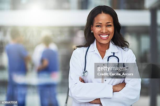 wir bieten unseren patienten hier eine erstklassige gesundheitsversorgung - black female doctor stock-fotos und bilder