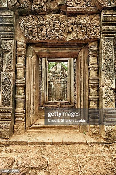 golden doorway at bayon temple - bayontempel stockfoto's en -beelden