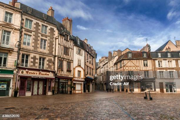 place charles de gaulle, poitiers - mercado medieval fotografías e imágenes de stock