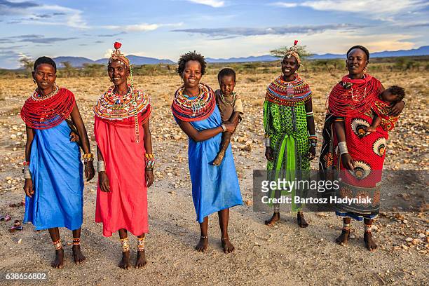 grupo de las mujeres africanas de samburu tribe, kenia, áfrica - identidades culturales fotografías e imágenes de stock