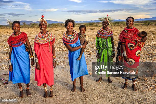 grupo de mulheres africanas de samburu tribo, quénia, áfrica - samburu imagens e fotografias de stock