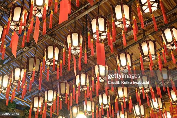 hanging lanterns in man mo temple - templo de man mo - fotografias e filmes do acervo
