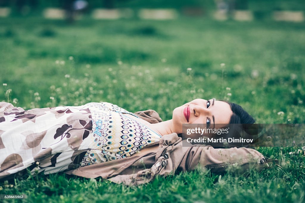 Mujer relajada entre la naturaleza