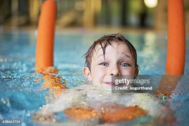 kleiner junge schwimmen lernen, nudeln mit pool - children swimming stock-fotos und bilder