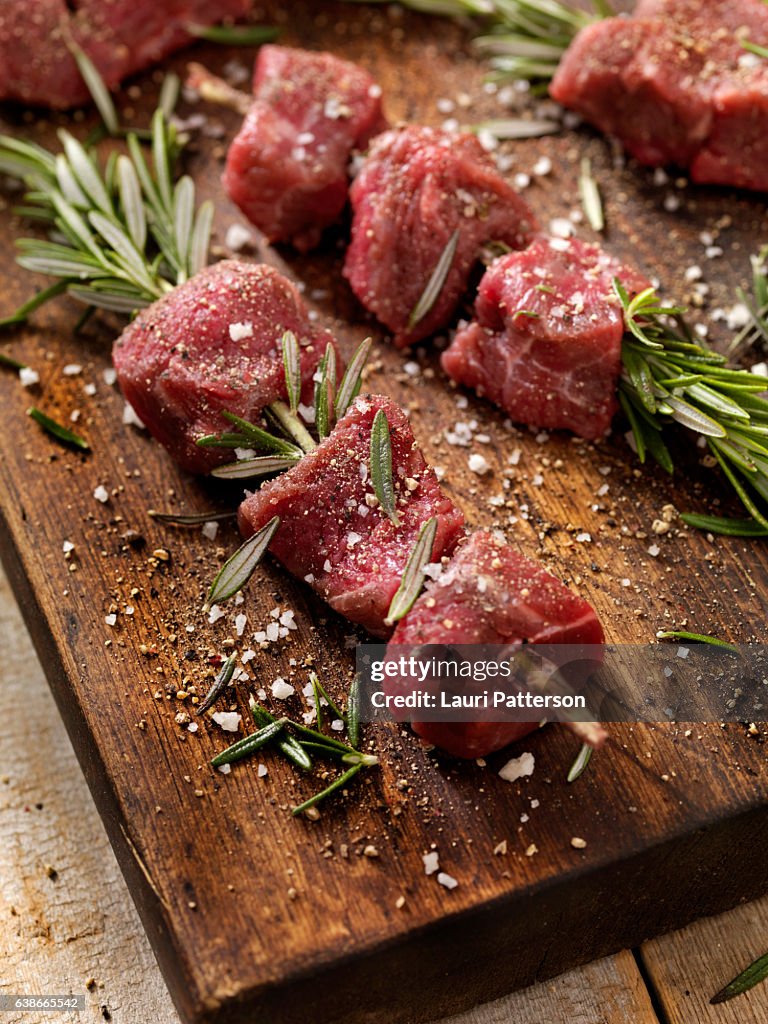 Rohes Rindfleisch Rosemary Skewers