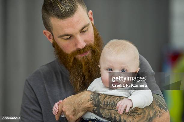 pai orgulhoso - baby beard imagens e fotografias de stock