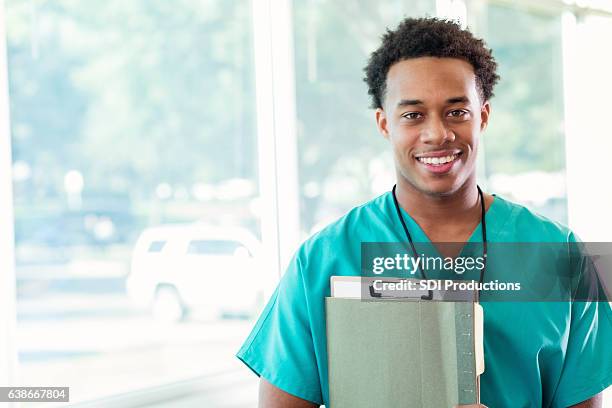 studente di medicina fiducioso prima delle lezioni - studente di medicina foto e immagini stock