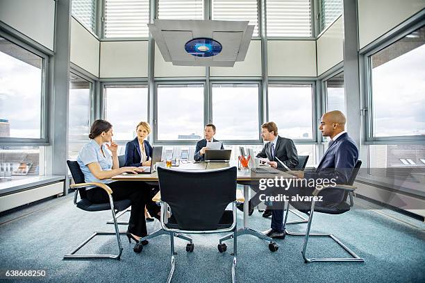 geschäftsleute brainstorming im konferenzraum - verwaltungsrat stock-fotos und bilder