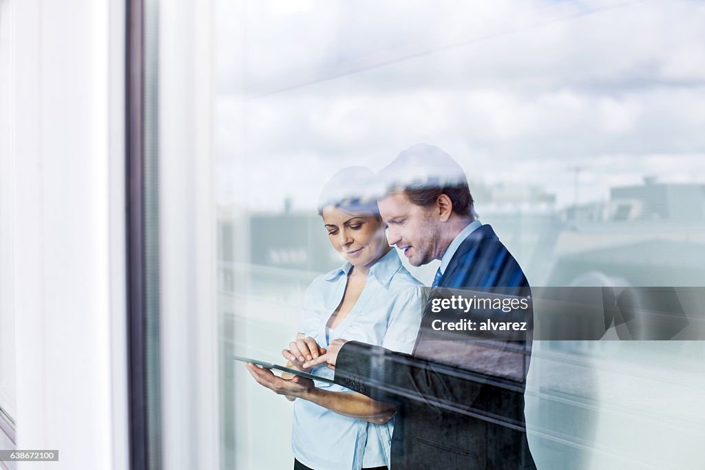 Geschäftsleute im Büro mit digitalem Tablet