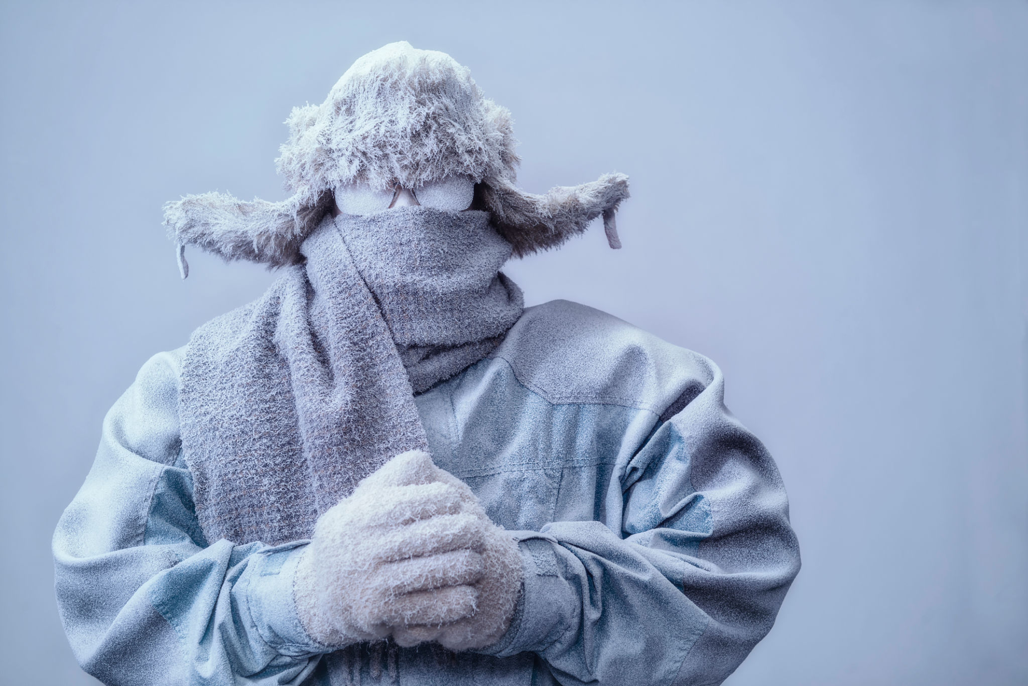 Mann in Parka, Hut und Schal aus der Kälte gefroren Mann in Parka, Hut und Schal aus der Kälte gefroren