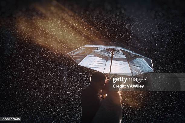 embrasser sous la pluie - couples kissing shower photos et images de collection