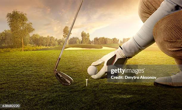 golf: preparing for strike - green de golf imagens e fotografias de stock