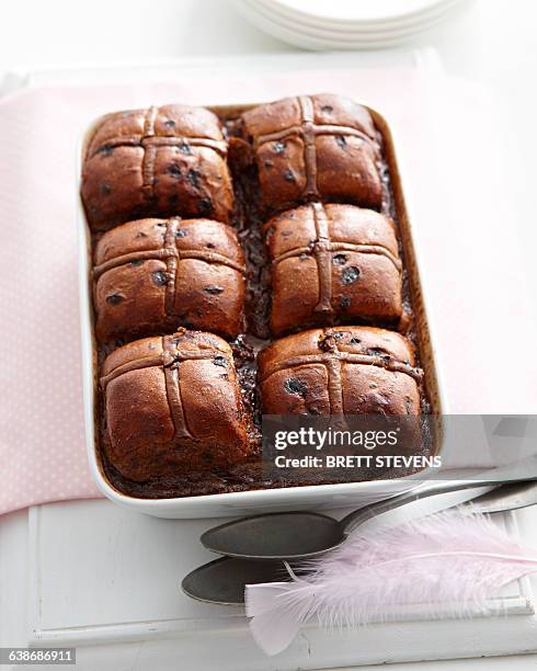 overhead view of hot cross chocolate bread and butter pudding in baking tin - hot cross buns stock-fotos und bilder