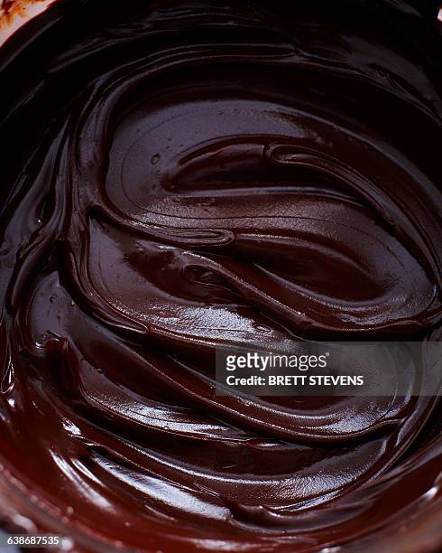 overhead view of glossy chocolate ganache - chocoladeglazuur stockfoto's en -beelden
