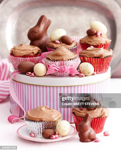 chocolate cupcakes covered with icing decorated with easter eggs - easter cake 個照片及圖片檔