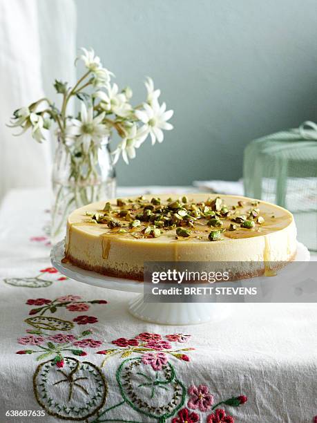 ricotta honey cheesecake on cake stand - arte de la costura fotografías e imágenes de stock