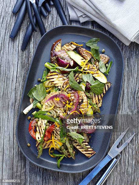 overhead view of vegetable salad on barbecue griddle pan - gusseiserne pfanne stock-fotos und bilder