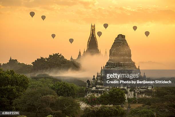 hot-air balloons flying over pagodas in bagan, mandalay, myanmar - bagan temples damaged in myanmar earthquake stock pictures, royalty-free photos & images