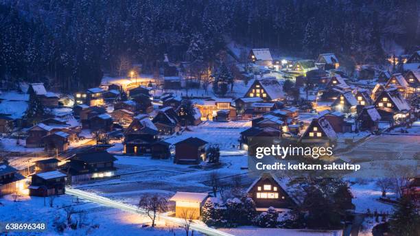 shirakawa-go village at dusk. - shirakawa go stockfoto's en -beelden