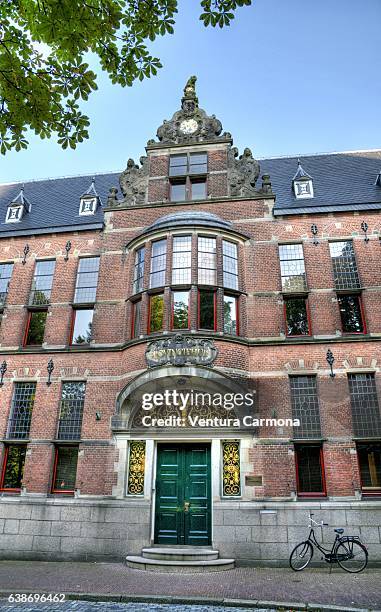 entrance of the provinciehuis (groningen) - ville de groningen photos et images de collection