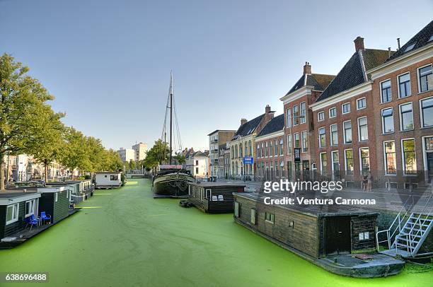 canal (gracht) in groningen - the netherlands - ville de groningen photos et images de collection